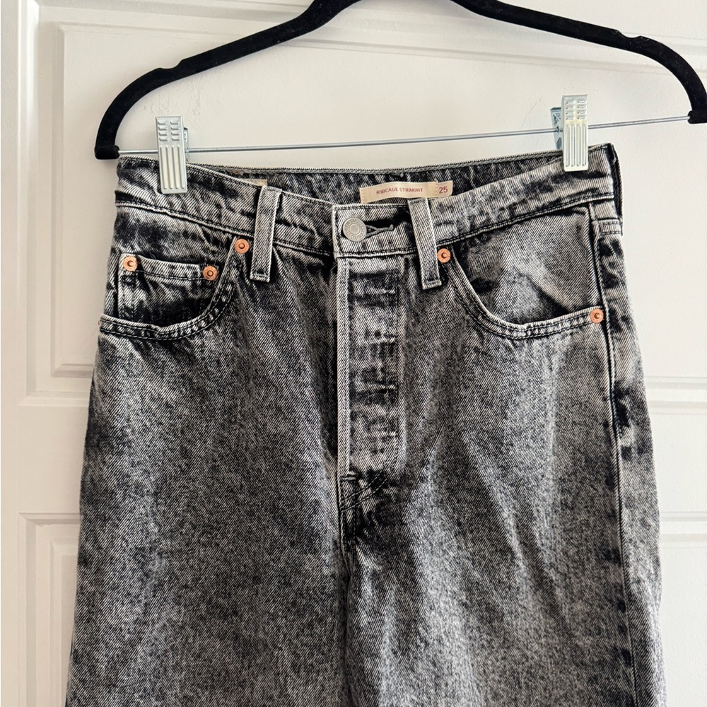 Women's Gray Acid Wash Levi’s Jeans - Picture 5 of 7